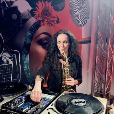 DJANE mit Saxophon