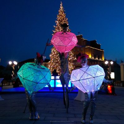 Edelsteine-Stelzenfiguren-beleuchtet