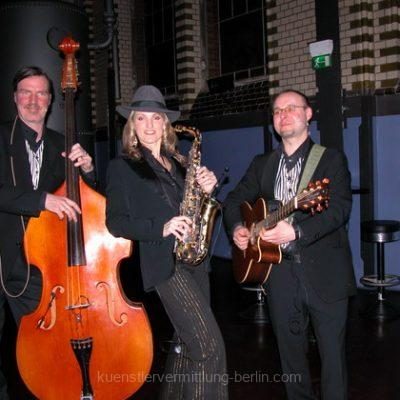 Flanierende-Jazzformation-p77ouetctyaefmgxmdabmp7ka86pjk3kk5wedgr4io-1