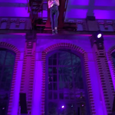 Flying Saxophonshow Berlin mit Saxophonistin in 15 m Höhe im Wasserwerk Berlin