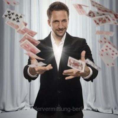 Gross-Illusionen-Show-buchen-scaled-p7q8bz216c5p6814fv75mcf2brbjh3kxfnrw1jej08