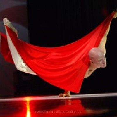 Handbalance-circus-performer-p6pugzjycm47a3lj9oum0wdojco3kxzenqimz1j0y0