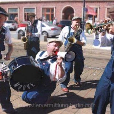 Jazzband-flanierend-p7gbcoxbbhq0up8fwbv2utk3cbnflfvuvq15kg4k3c