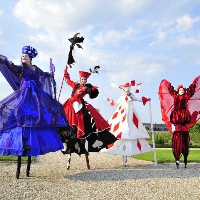 Kartenspieler-Figuren-Walk-Act-scaled-p672xw2weobf3ka7apph9nr15e6sc9n3vl9iat7t0g-1