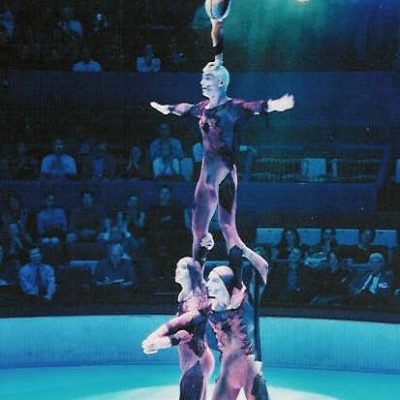 Circus-performer-lifting