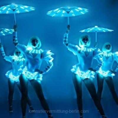 Tänzerin mit LED-Kostüm in Bewegung während Performance