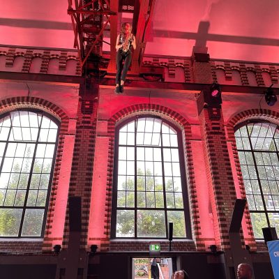 Flying Saxophonshow Berlin mit Saxophonistin in 15 m Höhe im Wasserwerk Berlin