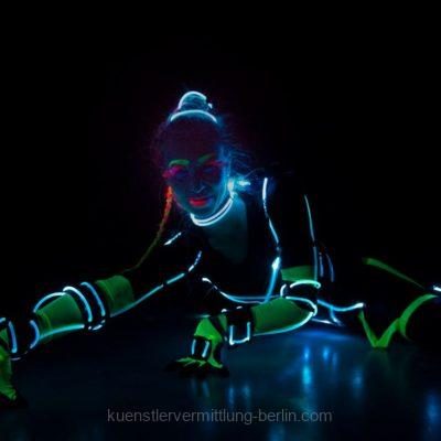 Schwarzlicht-Entertainment-p746yr4rsash20yfbj9em8xvb45fw1qc6jftgzvyjk