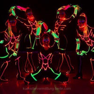 Schwarzlicht-performance-p746yr4rsash20yfbj9em8xvb45fw1qc6jftgzvyjk