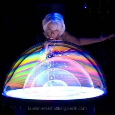 Seifefnblasenshow-Entertainment-scaled-p6tna5e5aji3gvd6d7eq9h0x76yjz2bkx8ctfago0w