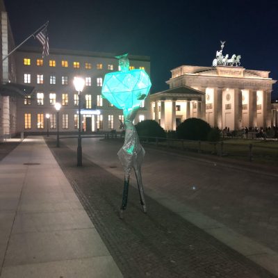 Edelsteine-Stelzenfiguren-beleuchtet