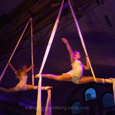 Vertikaltuch-Trapezakrobatik